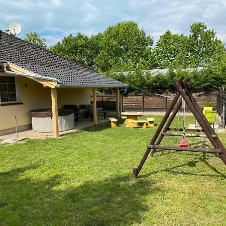 Prázdninový dům The Yellow House With Jacuzzi