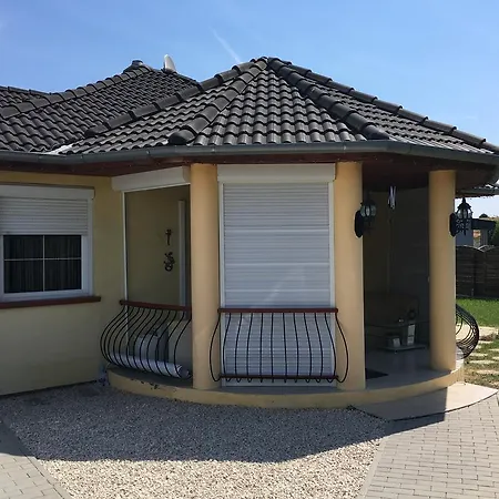The Yellow House With Jacuzzi Siófok