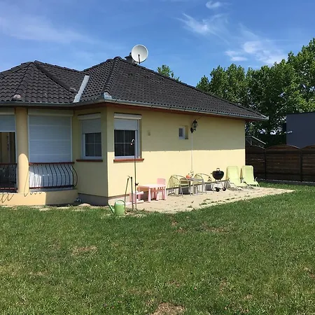 The Yellow House With Jacuzzi *