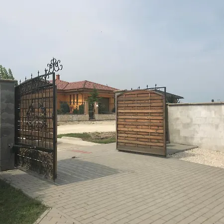 The Yellow House With Jacuzzi