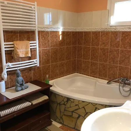 Prázdninový dům The Yellow House With Jacuzzi *